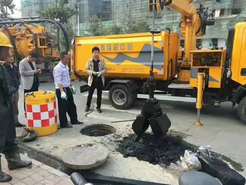 西林街道：网格员化身“清道夫”，为民解忧疏通“堵心”化粪池