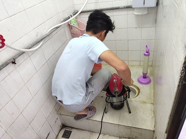 西林肥皂掉到马桶里把马桶堵住了怎么办？马桶堵住了怎么办