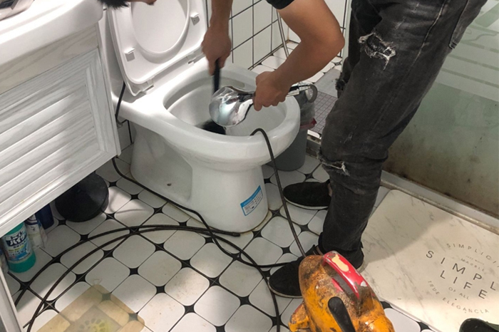 西林马桶堵塞自己疏通还是找师傅？专业上门服务让你省时更省心