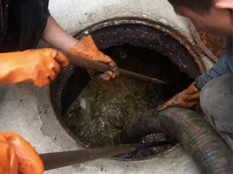 西林清理化粪池时如何避免沼气的危害？